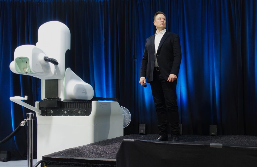 Elon Musk presenta il robot in grado di effettuare in autonomia un impianto del chip Neuralink