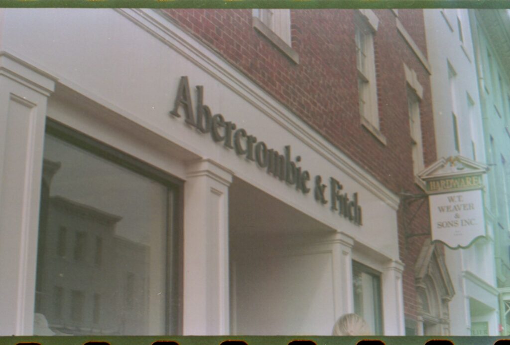 Insegna del negozio Abercrombie & Fitch