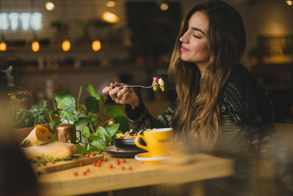 Mangiare senza fretta è una buona pratica per iniziare a mangiare con consapevolezza